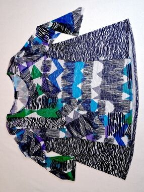 4/20$ The Limited White Mesh Top with Blue and Teal Brushstroke Print